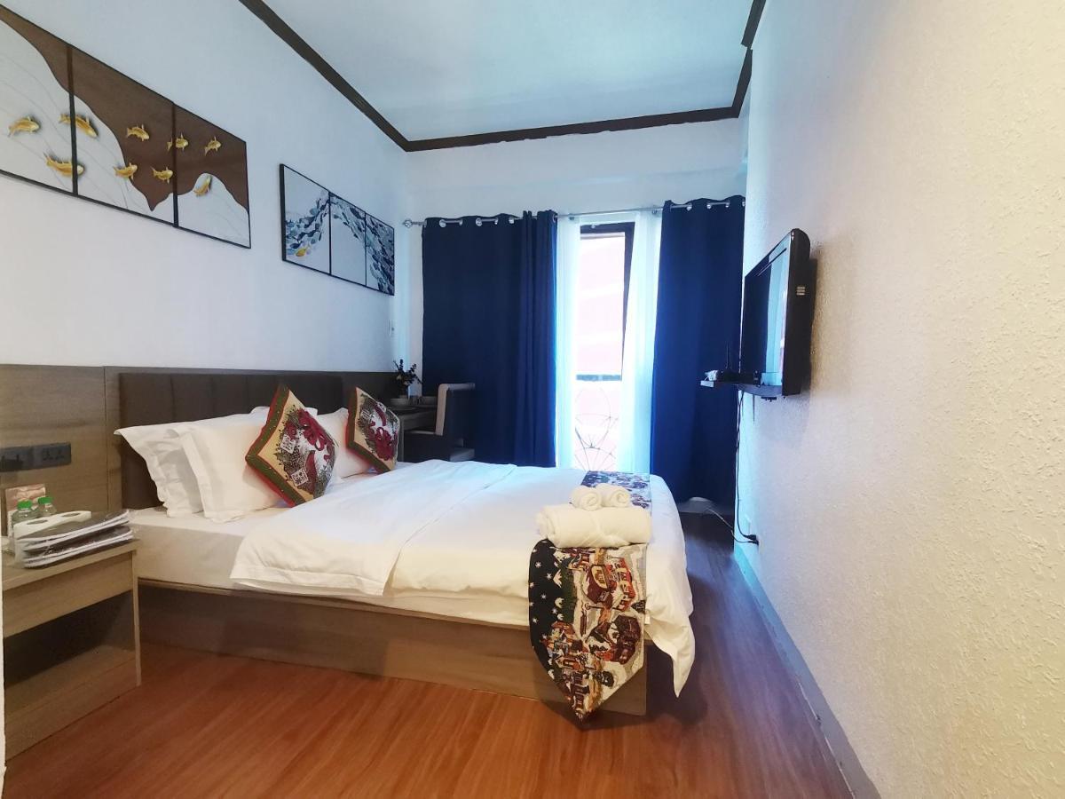 Warm Makati Aparthotel Makati City Buitenkant foto