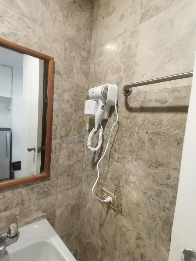 Warm Makati Aparthotel Makati City Buitenkant foto