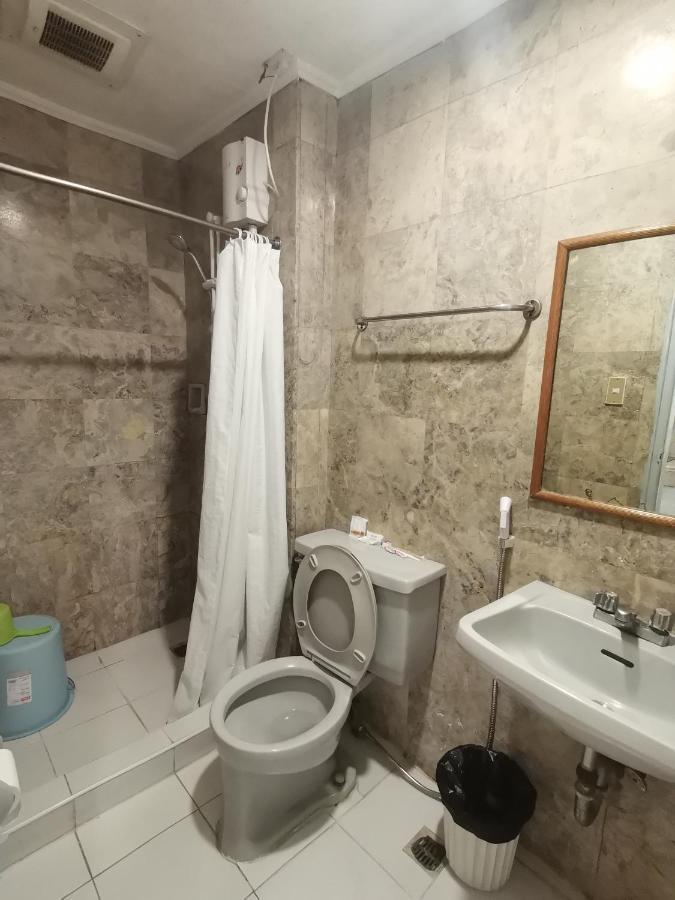 Warm Makati Aparthotel Makati City Buitenkant foto